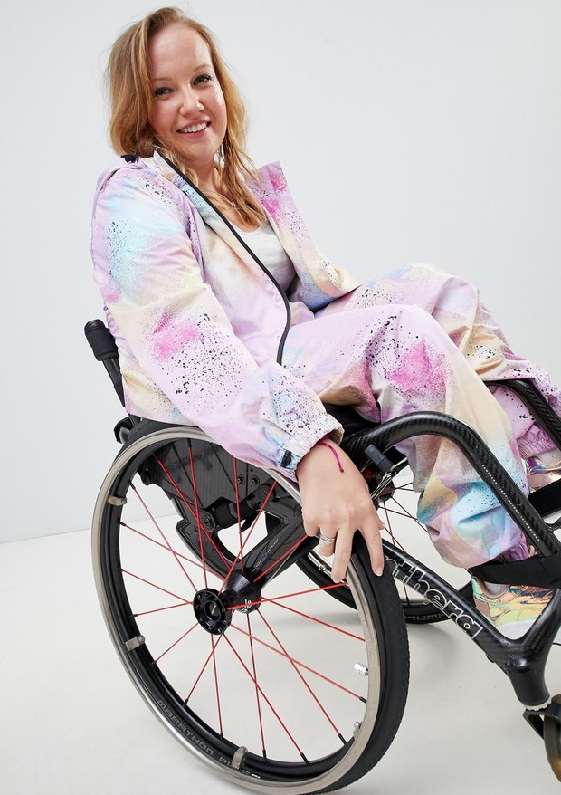 Wodoorporny kombinezon ASOS powstał z inicjatywy Chloe Ball-Hopkins,