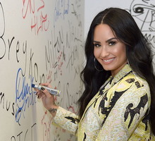 Demi Lovato wciąż przebywa w szpitalu po przedawkowaniu narkotyków
