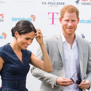Książę Harry i Meghan Markle złamali protokół? Wszystko przez pocałunek na meczu polowym