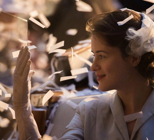 Nowe zdjęcia z 3. sezonu „The Crown”! Zobaczcie, jak wygląda Helena Bonham Carter jako księżniczka Małgorzata i Ben Daniels w roli jej męża