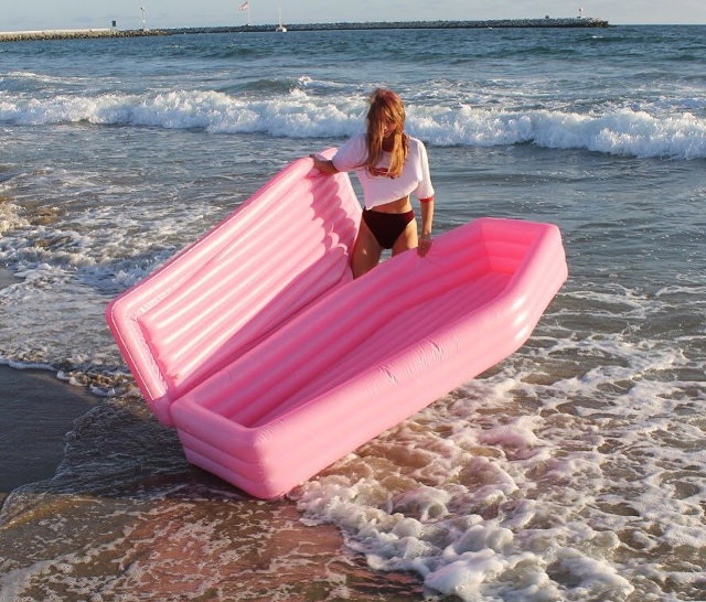 Rest in Pink, czyli zapomnijcie o dmuchanych flamingach. Teraz hitem jest różowa trumna!
