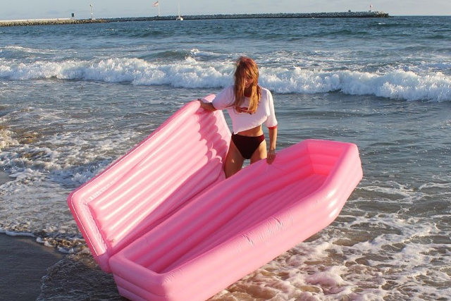 Rest in Pink, czyli zapomnijcie o dmuchanych flamingach. Teraz hitem jest różowa trumna!