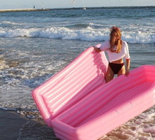 Rest in Pink, czyli zapomnijcie o dmuchanych flamingach. Teraz hitem jest różowa trumna!