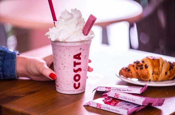 Kit Kat Ruby Frostino to jedyny napój, jakiego potrzebujesz tego lata!