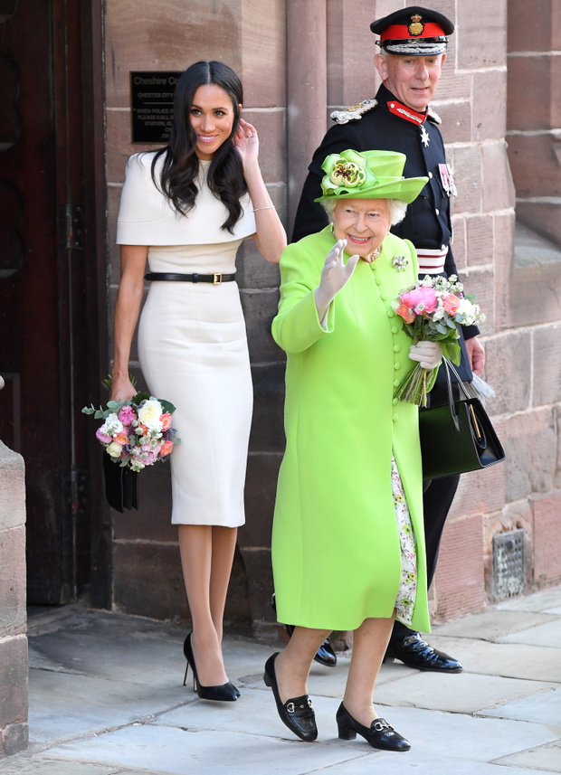 Meghan Markle i królowa Elżbieta w trakcie wizyty w Chester w Wielkiej Brytanii