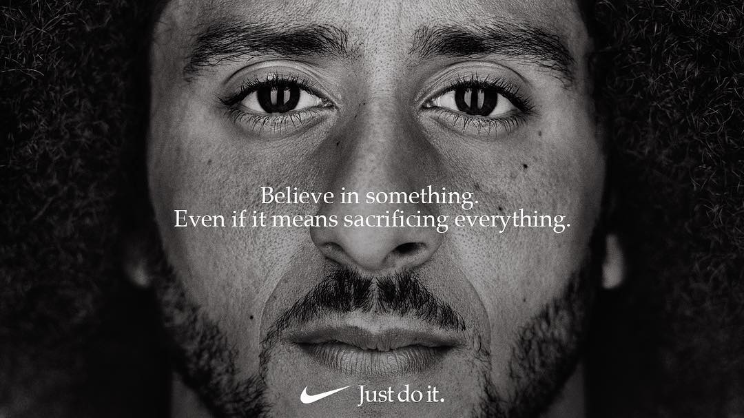 Futbolista Colin Kaepernick został twarzą nowej kampanii Nike i wywołał burzę. Fani niszczą projekty marki!