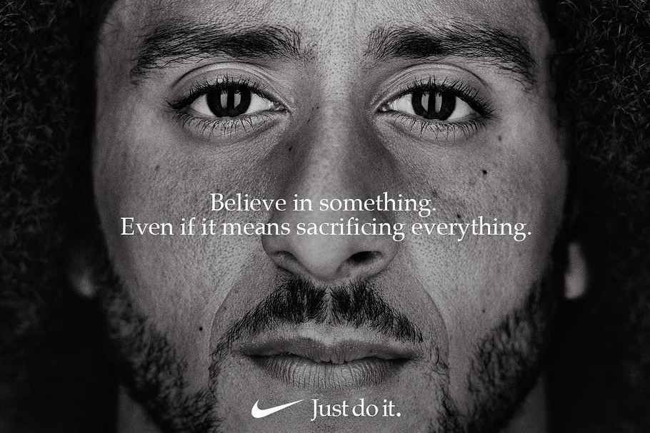 Futbolista Colin Kaepernick został twarzą nowej kampanii Nike i wywołał burzę. Fani niszczą projekty marki!