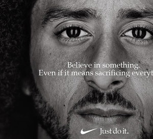 Futbolista Colin Kaepernick został twarzą nowej kampanii Nike i wywołał burzę. Fani niszczą projekty marki!