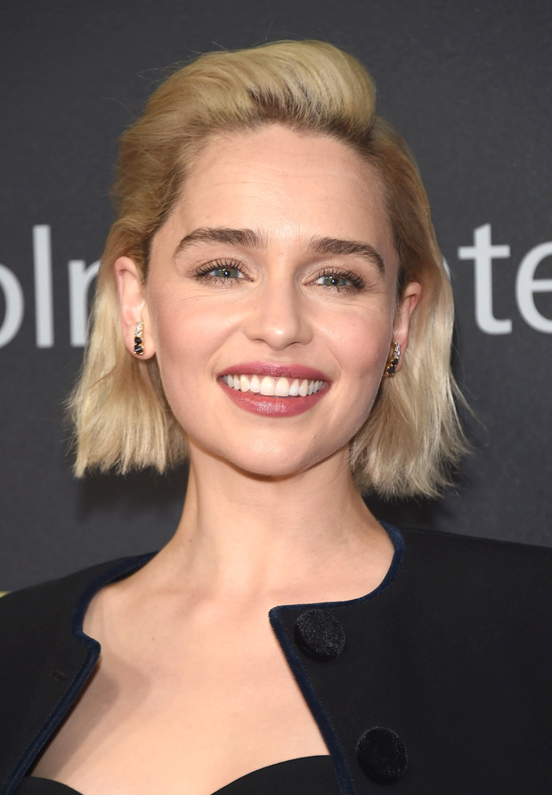 Emilia Clarke po ścięciu zniszczonych odbarwianiem włosów.