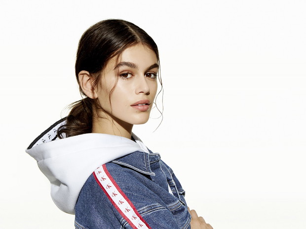 Kaia i Presley Gerber w projektach ze specjalnej kolekcji Calvin Klein Jeans w kampanii z okazji 10. urodzin Zalando