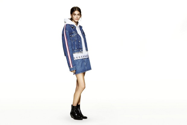 Kaia i Presley Gerber w projektach ze specjalnej kolekcji Calvin Klein Jeans w kampanii z okazji 10. urodzin Zalando