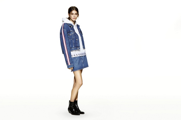 Kaia i Presley Gerber w projektach ze specjalnej kolekcji Calvin Klein Jeans w kampanii z okazji 10. urodzin Zalando