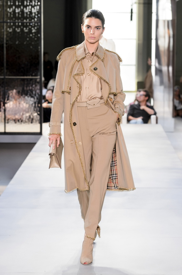 Kendall Jenner na pokazie Burberry w ramach LFW - to jej pierwszy pokaz w tym sezonie.
