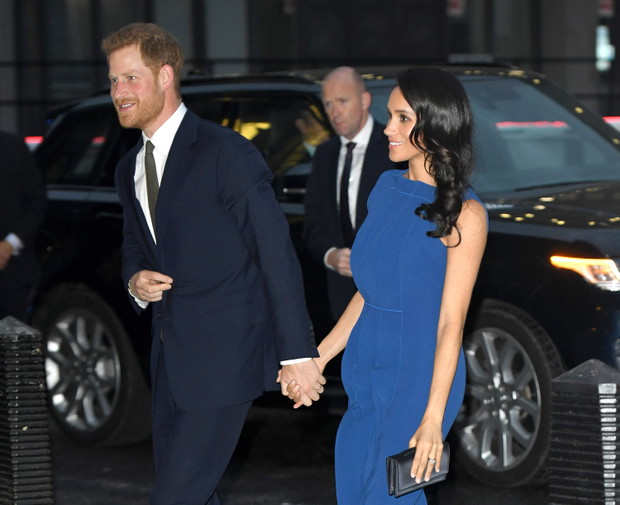 Po oficjalnym wyjściu książęcej pary, w trakcie którego Meghan pojawiła się w tej kreacji, media nie przestają plotkować na temat domniemanej ciąży księżnej.