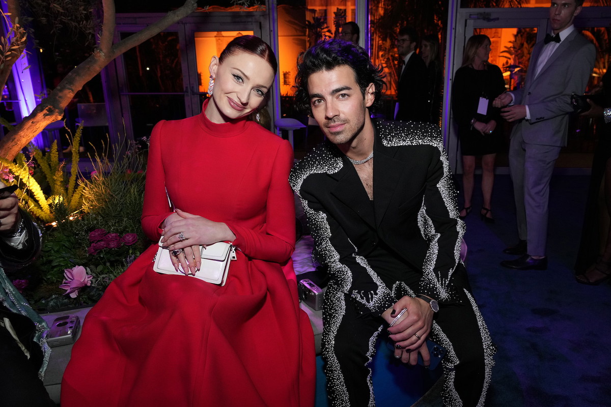 Ta kurtka długo była hitem, potem słuch po niej zaginął, teraz powraca. Noszą ją Sophie Turner i Joe Jonas (oboje!)
