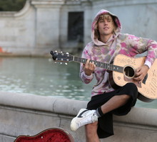 Justin Bieber zagrał specjalnie dla Hailey Baldwin w centrum Londynu!