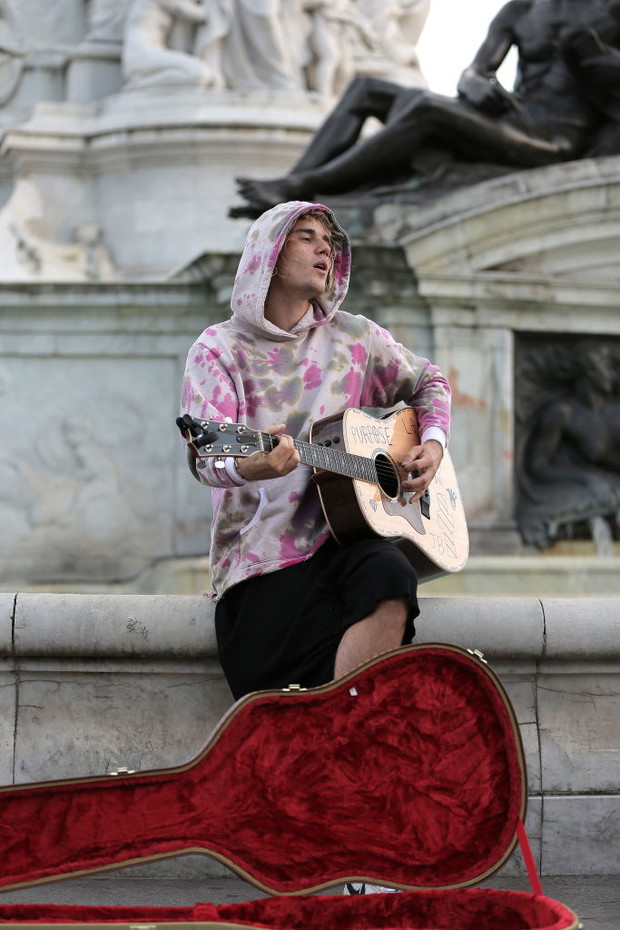 Justin przy akompaniamencie gitary wykonał dwa kawałki.
