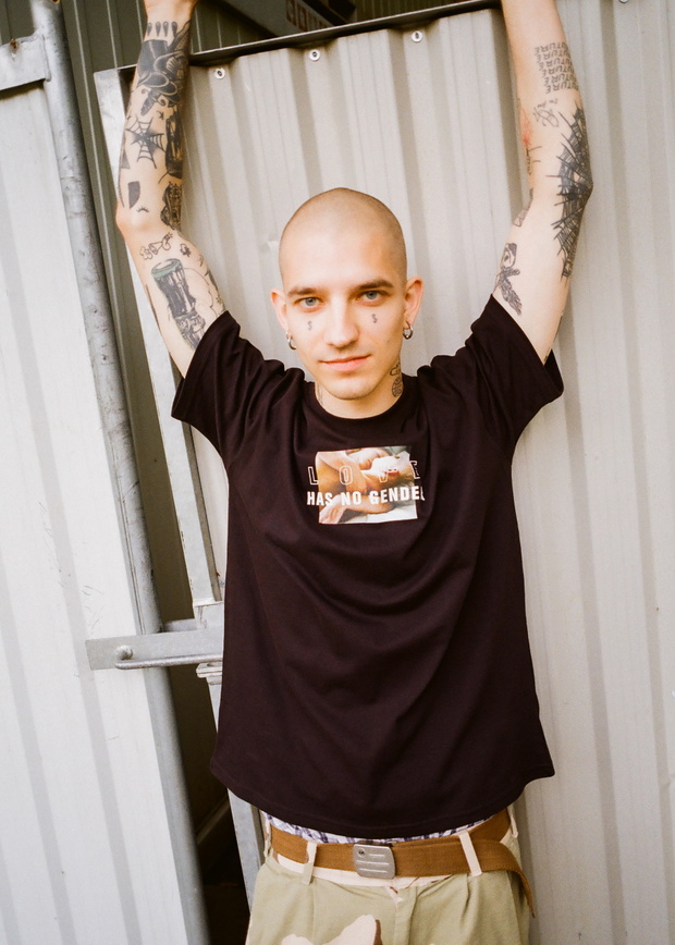 T-shirty z kolekcji #SEXEDPL x Local Heroes są ozdobione zdjęciami Zuzy Krajewskiej.