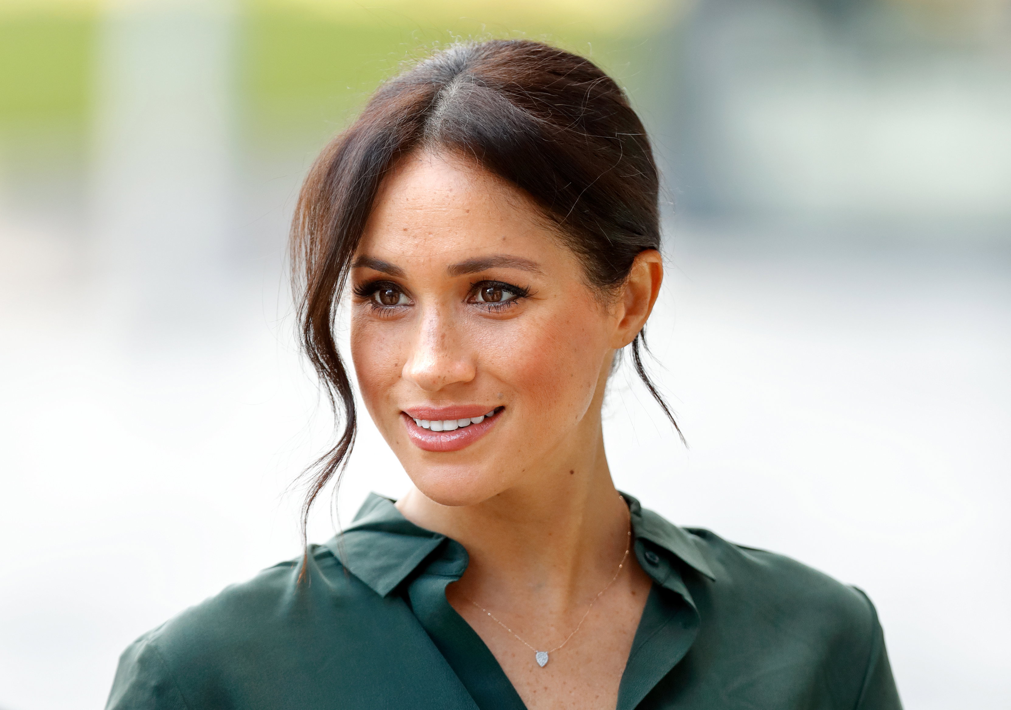 To nie pierwszy raz gdy Meghan Markle wywołała wokół siebie szum w związku ze swoim strojem. Sukienka przed kolano, którą założyła na premierę broadwayowskiego musicalu Hamilton była szeroko komentowana i jednogłośnie uznana za zbyt krotką.