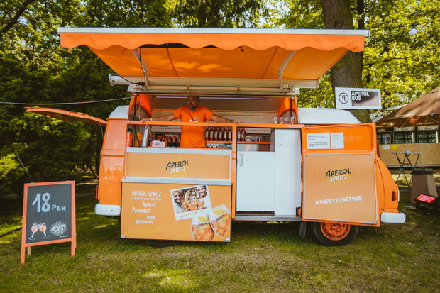 Aperol Spritz jest coraz częściej serwowany na różnego rodzaju imprezach i na stałe zagościł w kartach warszawskich restuaracji i barów.