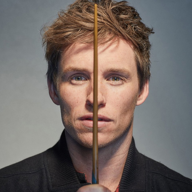 Eddie Redmayne jako Newt Scamander.
