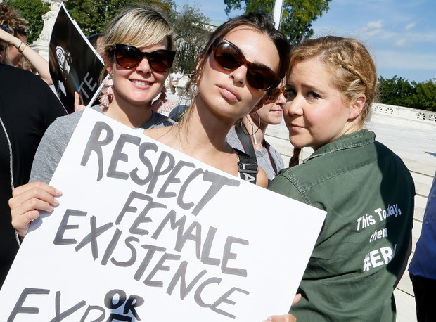 Emily Ratajkowski i Amy Schumer zaprotestowały przeciwko mianowaniu Bretta Kavanauhga na sędziego Sądu Najwyższego.