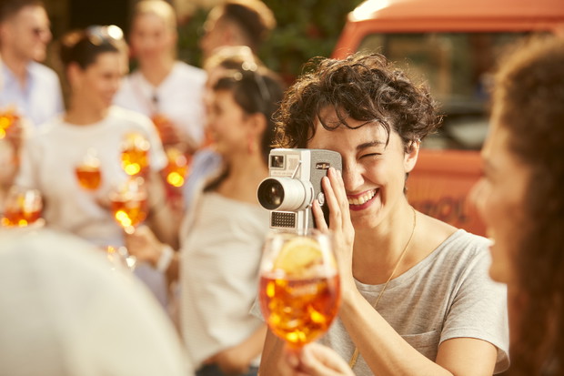 Kultura aperitivo, to nic innego jak spotkania z najbliższymi przy dobrym jedzeniu i pobudzającym apetyt alkoholu.