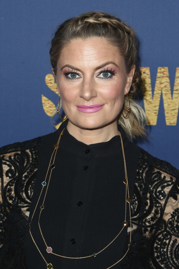 Madchen Amick naszyjnikach z kolekcji Biarritz z kamieniami szlachetnymi oraz w kolczykach z kolekcji Eternity.