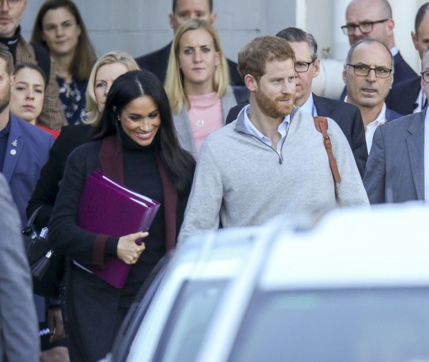 Fioletowa teczka na dokumenty, którą Meghan dyskretnie przysłaniała zaokrąglający się brzuszek, okazała się być najszerzej komentowaną kwestią w związku z pojawieniem się pary książęcej w Australii.