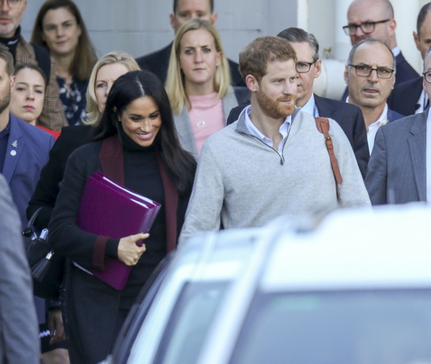 Fioletowa teczka na dokumenty, którą Meghan dyskretnie przysłaniała zaokrąglający się brzuszek, okazała się być najszerzej komentowaną kwestią w związku z pojawieniem się pary książęcej w Australii.