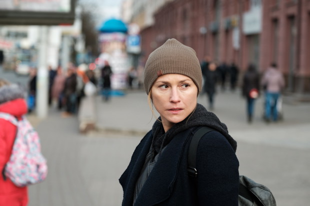 Kiedy Travis zostaje zdekonspirowany, na pomoc rusza mu oficer polskiej Agencji Wywiadu, Sara Korska (Sylwia Juszczak).