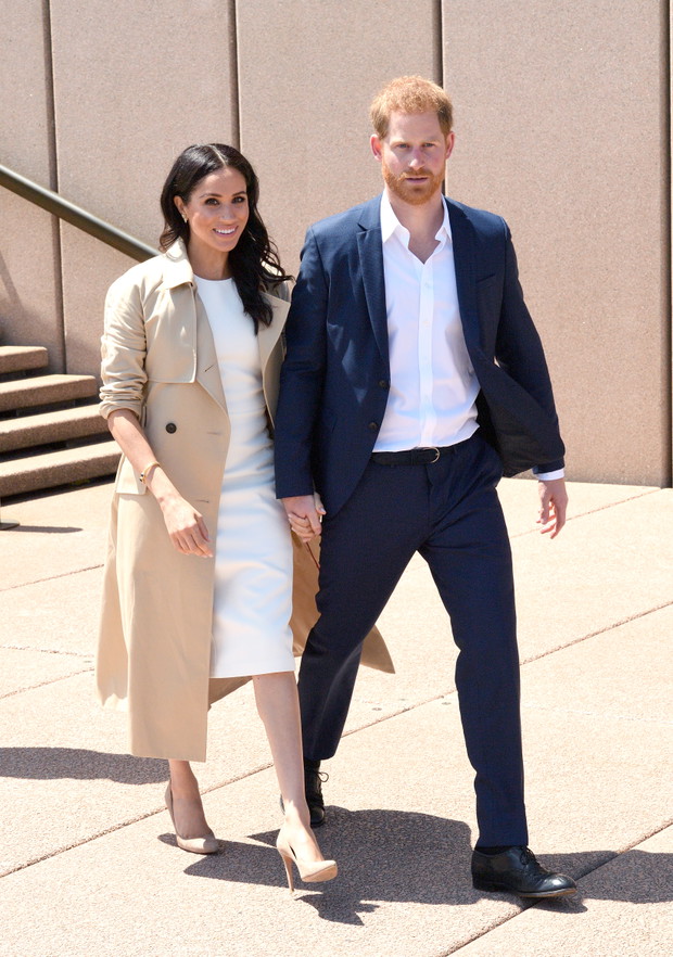 W trakcie swojej pierwszej zagranicznej wizyty Meghan Markle pokazała się w kremowej sukience projektu Karen Gee, do której założyła beżowy płaszcz.
