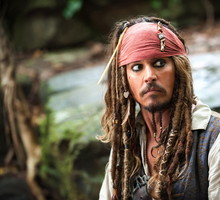 Johnny Depp jako kapitan Jack Sparrow w filmie „Piraci z Karaibów”.