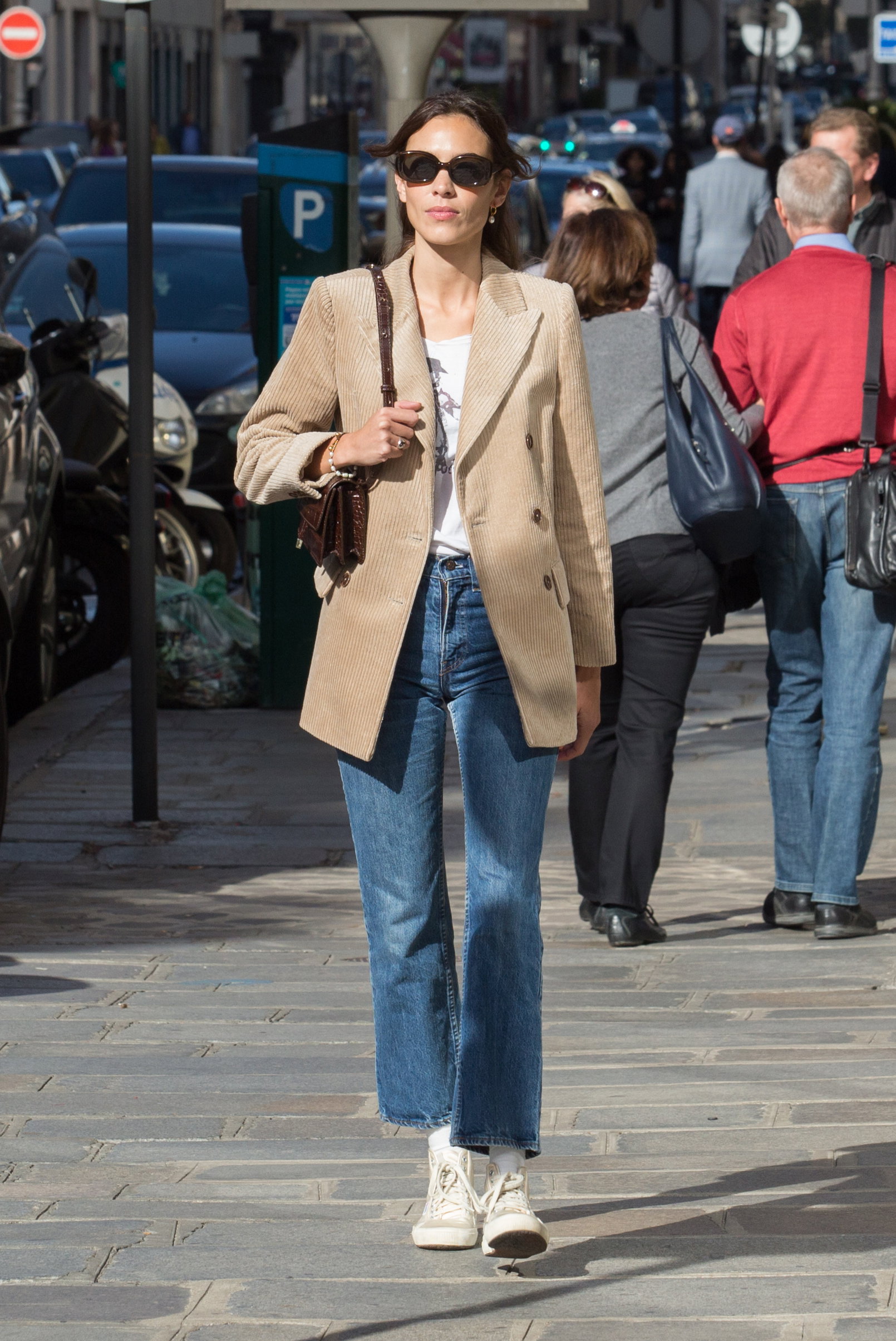 Alexa Chung w marynarce Mango. Ten model kosztuje 349, 90 zł.