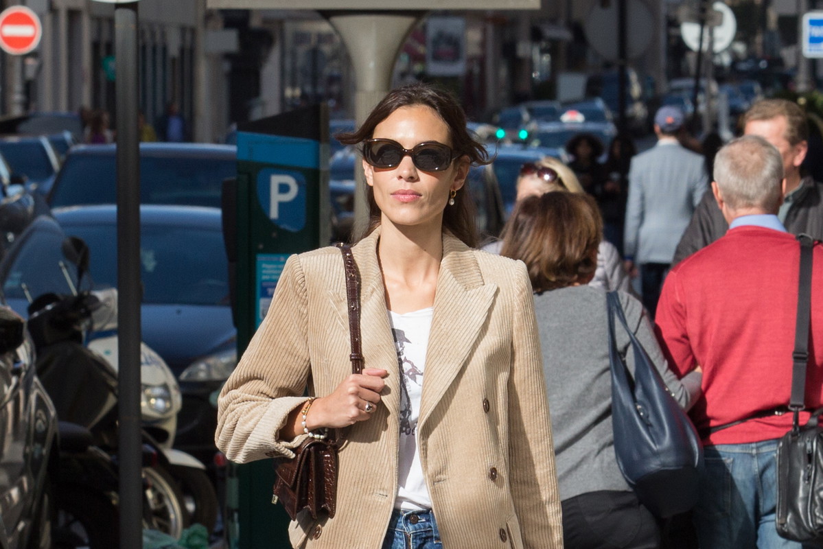 Alexa Chung w marynarce Mango. Ten model kosztuje 349, 90 zł.