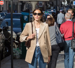 Alexa Chung w marynarce Mango. Ten model kosztuje 349, 90 zł.