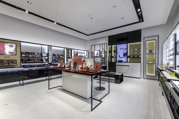 Chanel Fragrance & Beauty Boutique to miejsce, gdzie kupicie kosmetyki do makijażu i pielęgnacji, a także zapachy oraz okulary przeciwsłoneczne.