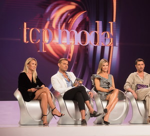 Top Model 2018: odcinek 10. Uczestnicy z rodzinami na wybiegu, sesja z Marcinem Tyszką i Joanna Przetakiewicz w jury Top Model 7