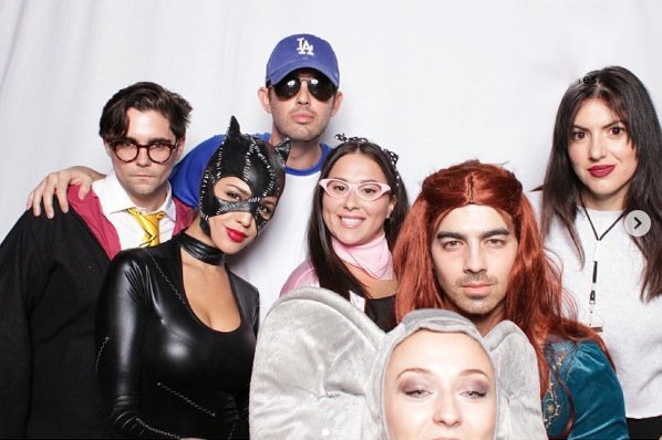 Joe Jonas i Sophie Turner z przyjaciółmi
