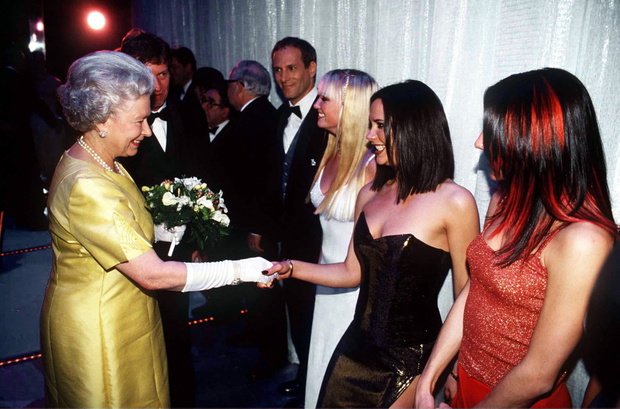 W 1997 roku Spice Girls spotkały się z królową Elżbietą II.