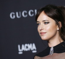 Dakota Johnson w luźnym upięciu na LACMA Art + Film Gala 2018