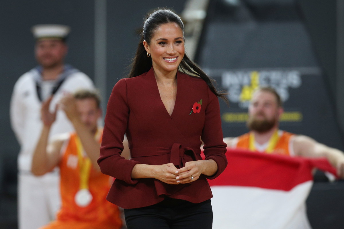 Garderoba Meghan Markle jest warta 75 tysięcy funtów. Mimo że dominuje w niej kolor niebieski i granatowy trudno powiedzieć, żeby stylizacje księżnej były powtarzalne czy nudne. Każdorazowo pojawiając się publicznie wzbudza szalone zainteresowanie, a proj