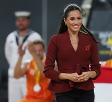 Garderoba Meghan Markle jest warta 75 tysięcy funtów. Mimo że dominuje w niej kolor niebieski i granatowy trudno powiedzieć, żeby stylizacje księżnej były powtarzalne czy nudne. Każdorazowo pojawiając się publicznie wzbudza szalone zainteresowanie, a proj