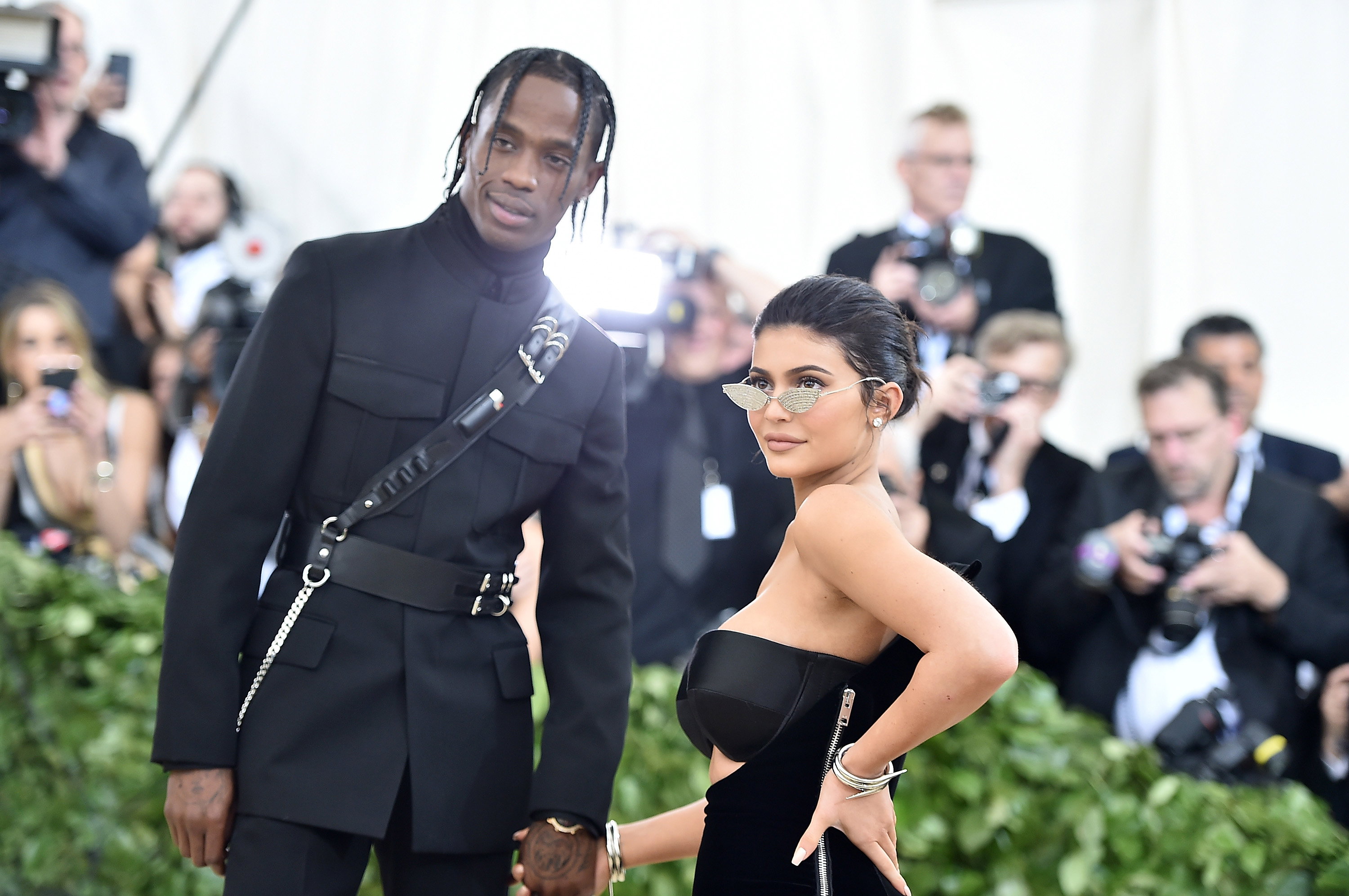 Kylie jeszcze nigdy nie była tak wylewna; coraz chętniej wrzuca na swoje kanały społecznościowe zdjęcia Stormi i Travisa i coraz mniej kryje się ze swym ogromnym szczęściem, jakie daje jej rodzina.