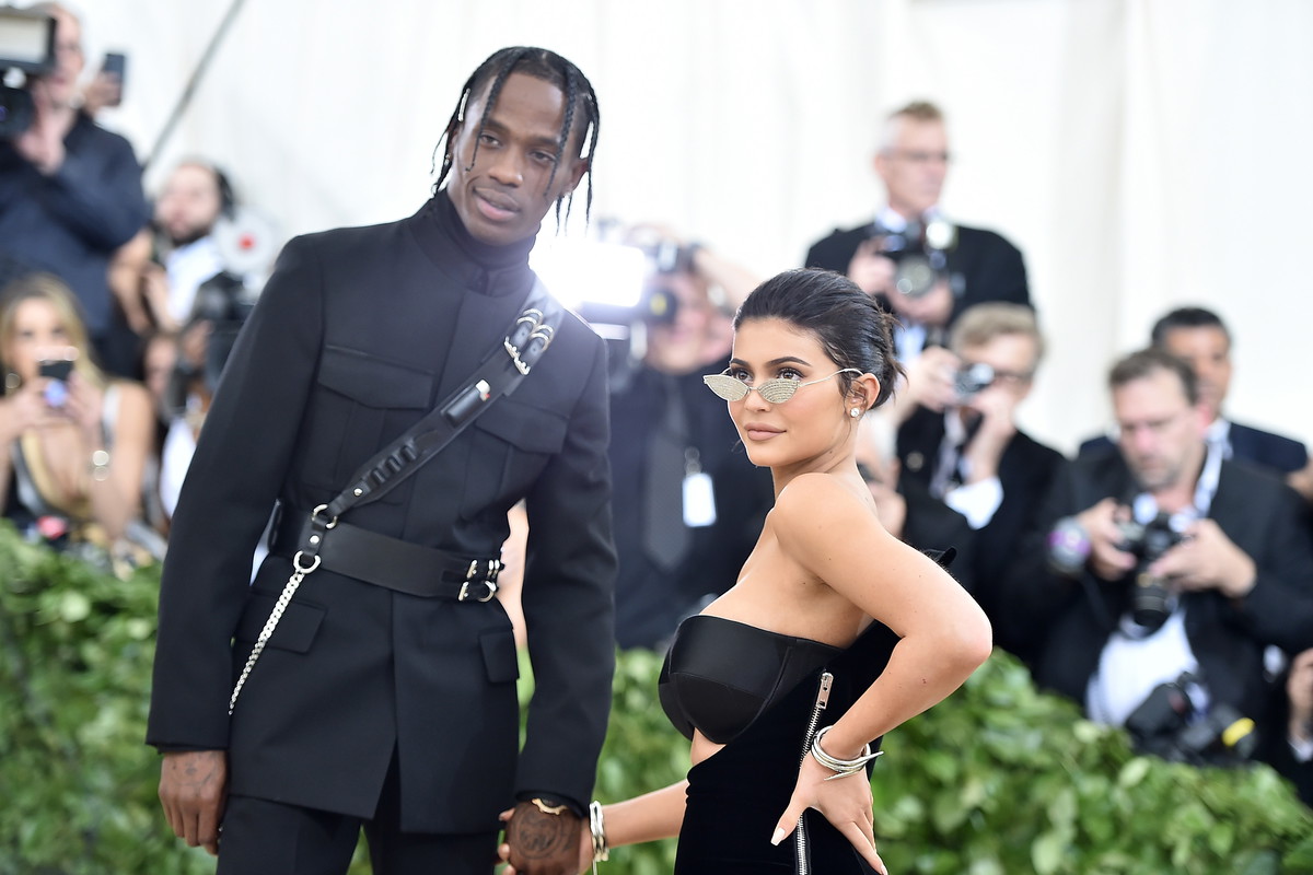 Kylie jeszcze nigdy nie była tak wylewna; coraz chętniej wrzuca na swoje kanały społecznościowe zdjęcia Stormi i Travisa i coraz mniej kryje się ze swym ogromnym szczęściem, jakie daje jej rodzina.