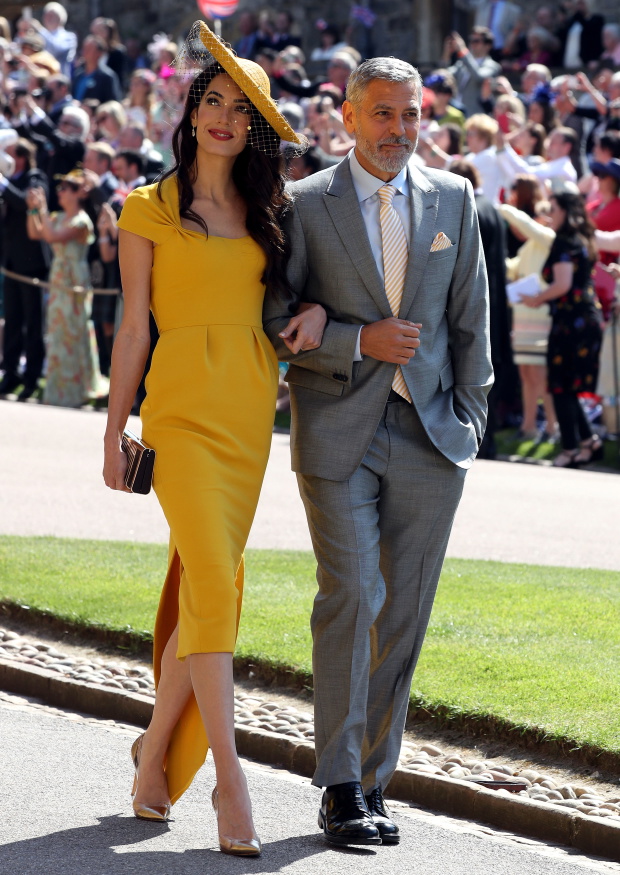 Amal i George Clooney to jedne z gwiazd, które gościły na ślubie książęcej pary. Żółta kreacja żony aktora wykończona fantazyjnym kapeluszem była jedną z częściej komentowanych.