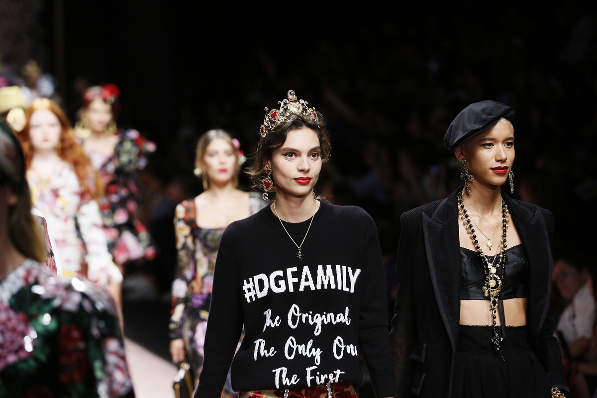 To nie pierwszy raz, gdy Dolce Gabbana dosięga zmasowana krytyka na tak ogromną skalę. Siedem lat temu brytyjska Advertising Standards Authority zarzuciła Włochom popularyzowanie przemocy wobec kobiet w kampanii marki.