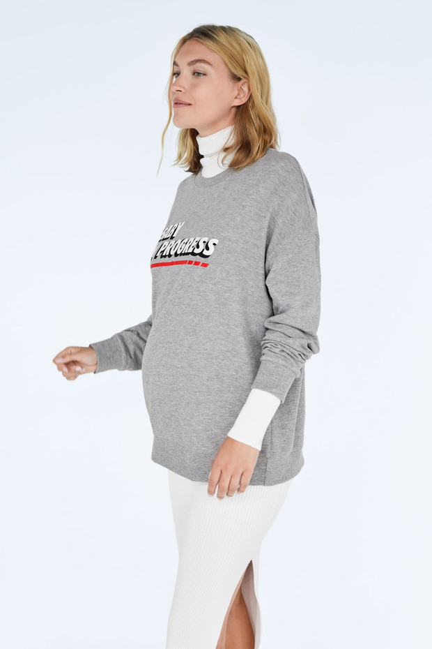 Bluza z napisem „Baby in progress” z kolekcji Zara Mum, 109 zł.