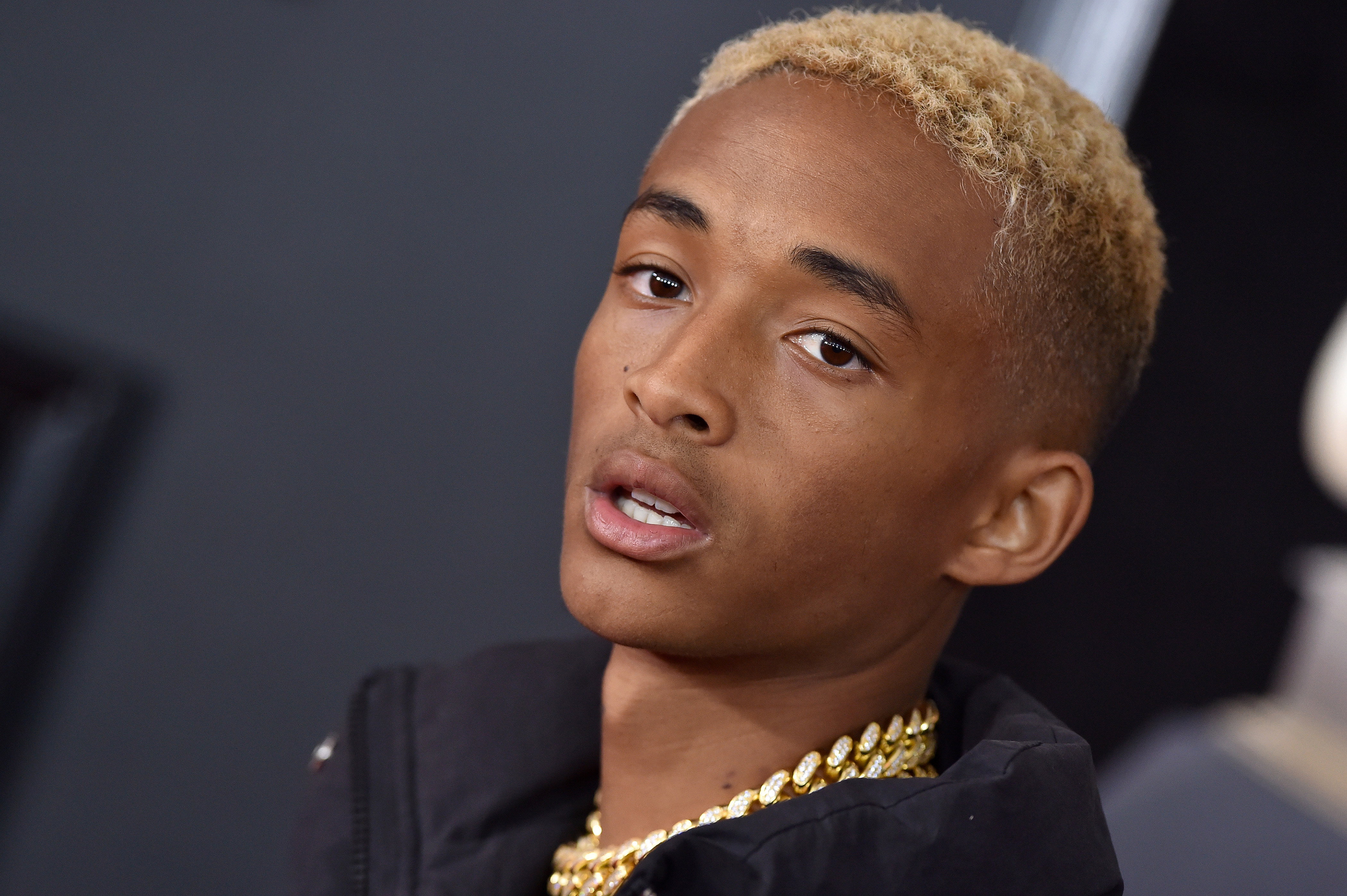 Jaden Smith, syn Willa Smitha i Jady Pinkett Smith, wcześniej nie nie komentował własnej orientacji seksualnej, a dotychczasowe związki nie wskazywały na biseksualizm rapera.