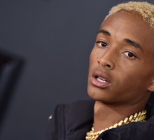 Jaden Smith, syn Willa Smitha i Jady Pinkett Smith, wcześniej nie nie komentował własnej orientacji seksualnej, a dotychczasowe związki nie wskazywały na biseksualizm rapera.